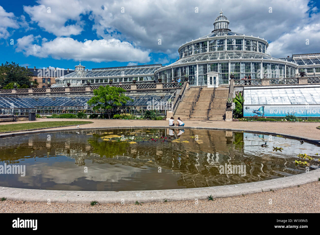 Le Jardin botanique de Copenhague (Botanisk ont) avec le palm house (Palmehuset) et étang dans Danemark Copenhague Voldgade Øster Banque D'Images