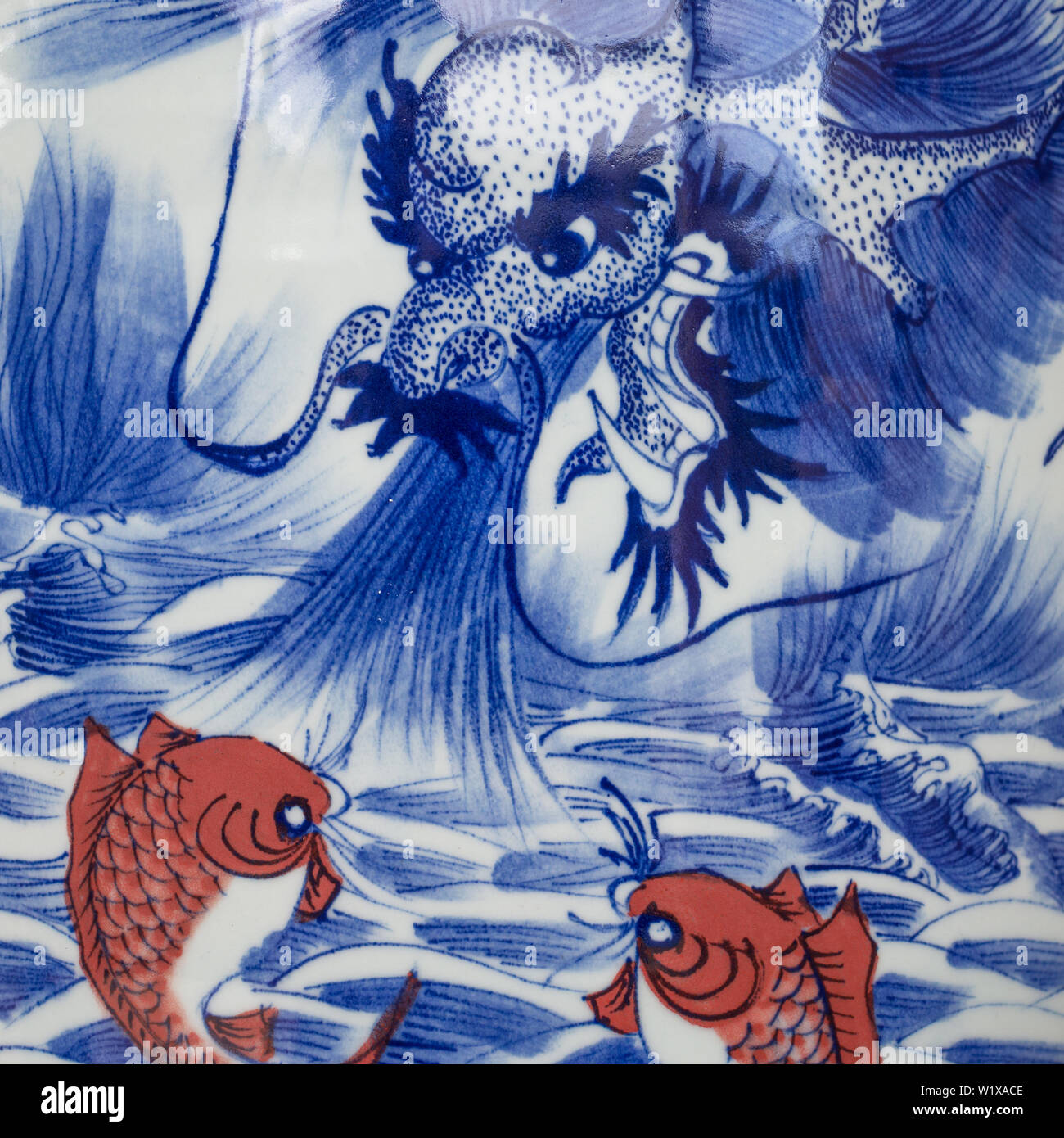 Chinois bleu et blanc de l'urne en céramique ou vase Représentation artistique d'un dragon et deux poissons koi dans un carré d'images instagram close up Banque D'Images