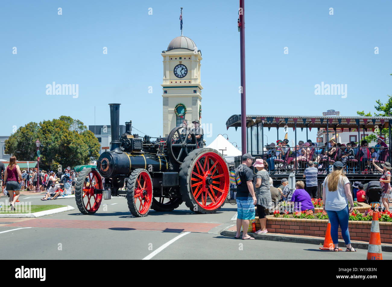 Moteur de traction à vapeur à Feilding, Manawatu, île du Nord, en Nouvelle-Zélande. Tour de l'horloge derrière. Banque D'Images