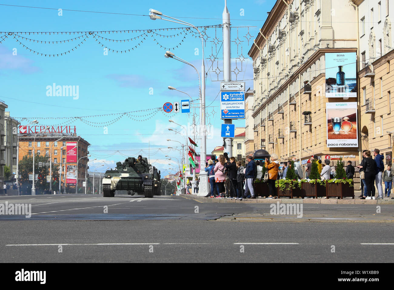 Minsk, Belarus - Juillet 3, 2019 : véhicules militaires sur son chemin pour le défilé de la fête de l'indépendance du Bélarus le 3 juillet. Des chars dans le centre-ville. Banque D'Images