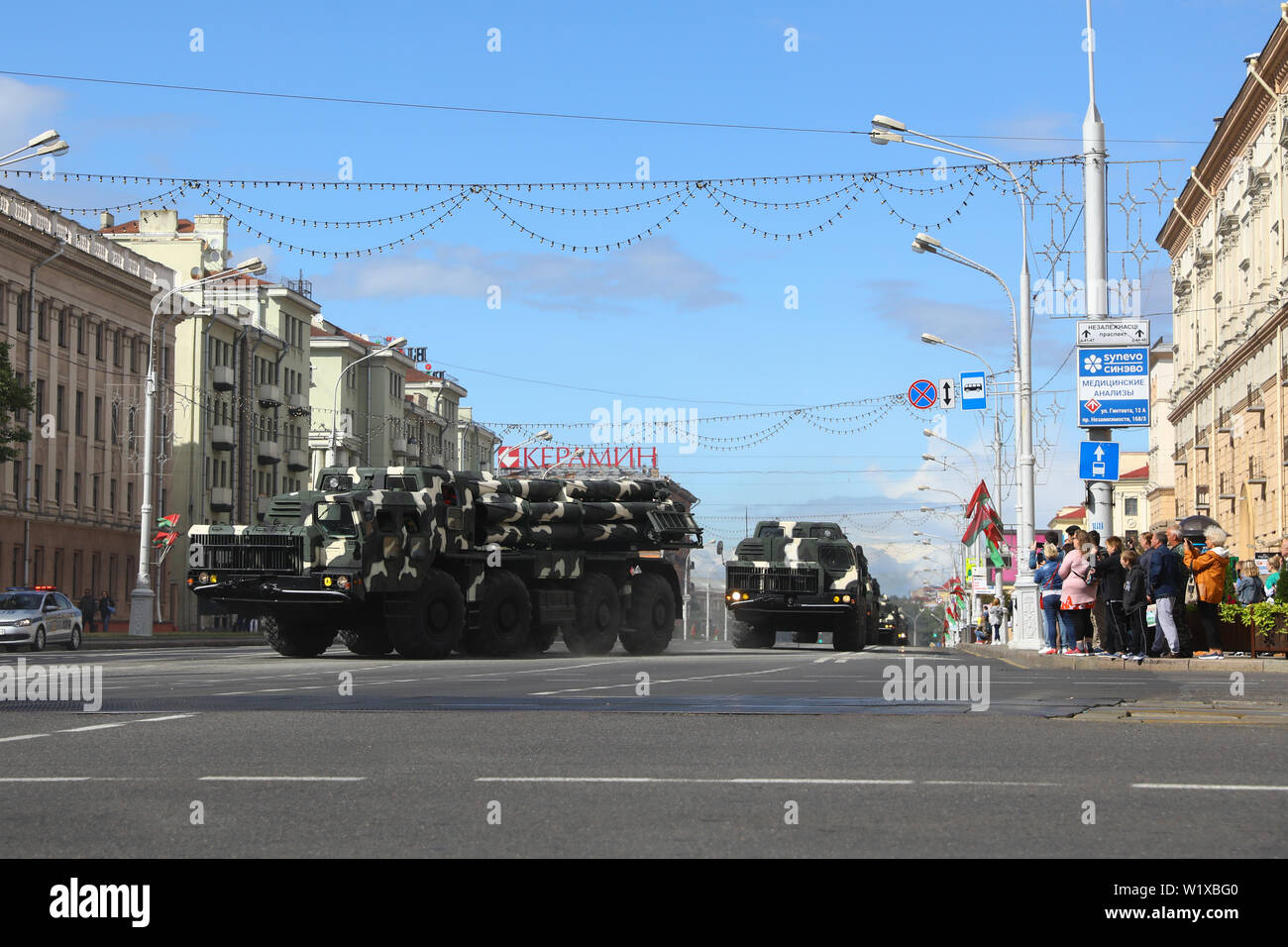 Minsk, Belarus - Juillet 3, 2019 : véhicules militaires sur son chemin pour le défilé de la fête de l'indépendance du Bélarus le 3 juillet. Des chars dans le centre-ville. Banque D'Images