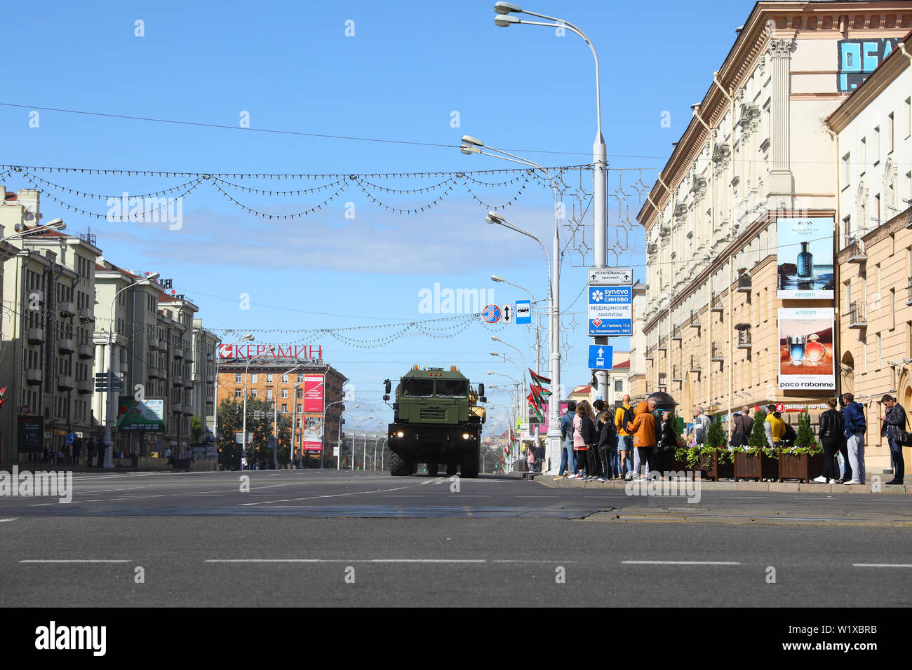 Minsk, Belarus - Juillet 3, 2019 : véhicules militaires sur son chemin pour le défilé de la fête de l'indépendance du Bélarus le 3 juillet. Des chars dans le centre-ville. Banque D'Images