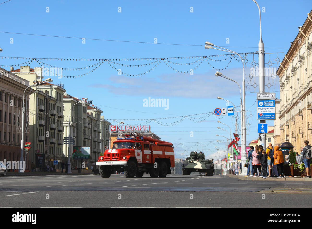 Minsk, Belarus - Juillet 3, 2019 : véhicules militaires sur son chemin pour le défilé de la fête de l'indépendance du Bélarus le 3 juillet. Des chars dans le centre-ville. Banque D'Images