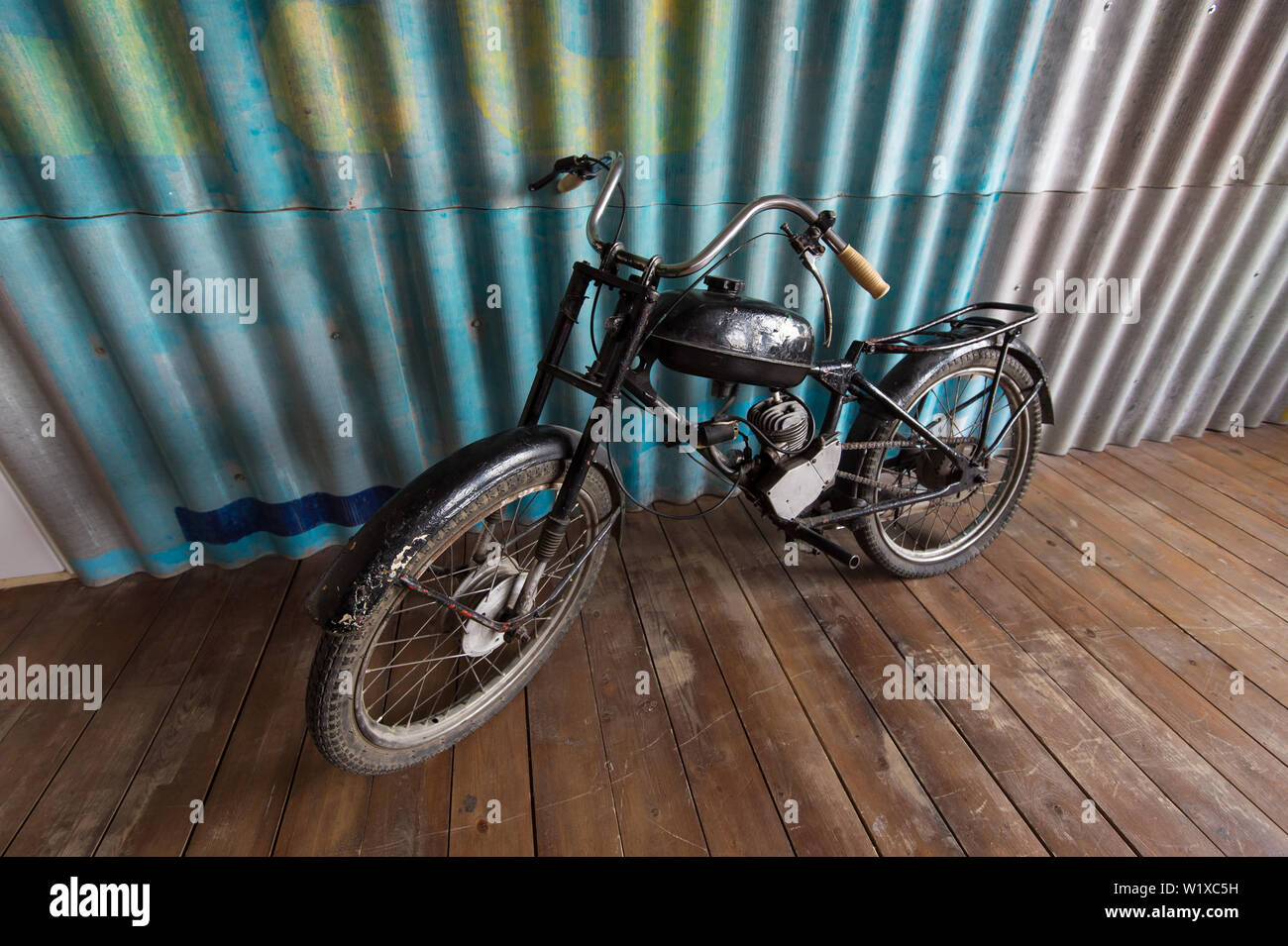Nijni Novgorod, Russie - le 24 mars 2017 : Studio 2.8. Vieille moto dans la mezzanine de l'intérieur. Banque D'Images