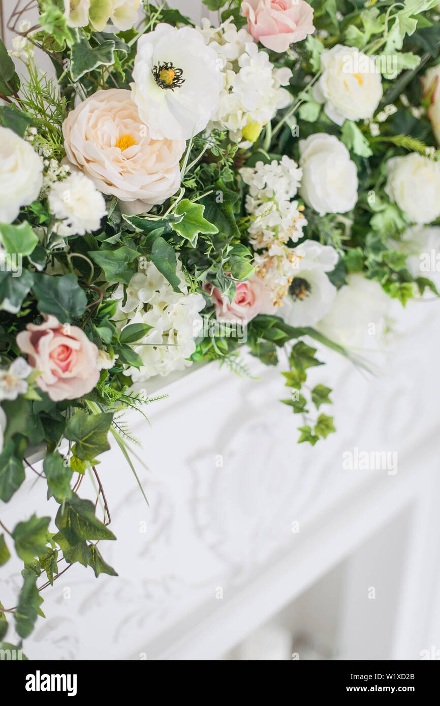 Décoration de la cheminée avec des fleurs dans un intérieur lumineux. close up. Soft focus. Banque D'Images