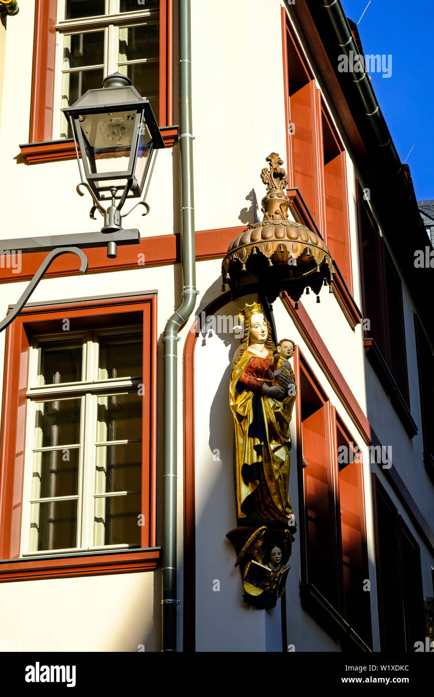 21.10.2018, Frankfurt am Main, Hesse, Allemagne - statue de la Vierge Marie avec un enfant Jésus à l'angle de l'Goldenes Laemmchen dans le nouveau ancien remorquer Banque D'Images