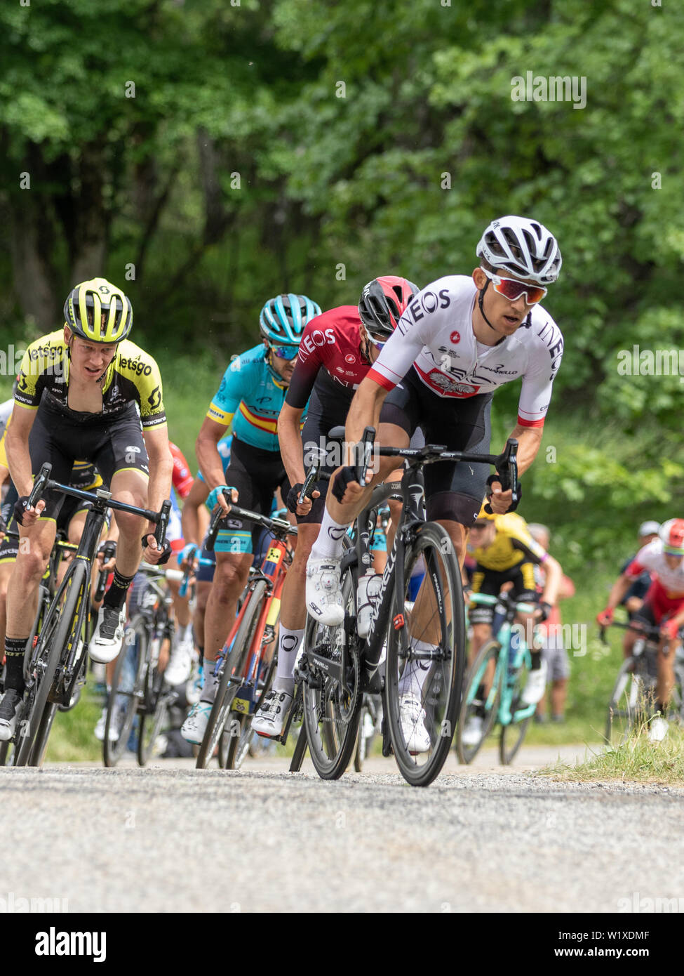 Michal Kwiatkowski cycliste de l'équipe cycliste d'Ineos à l'attaque dans une montée vers le col de la Beaune lors du Critérium du Dauphiné 2019 Banque D'Images