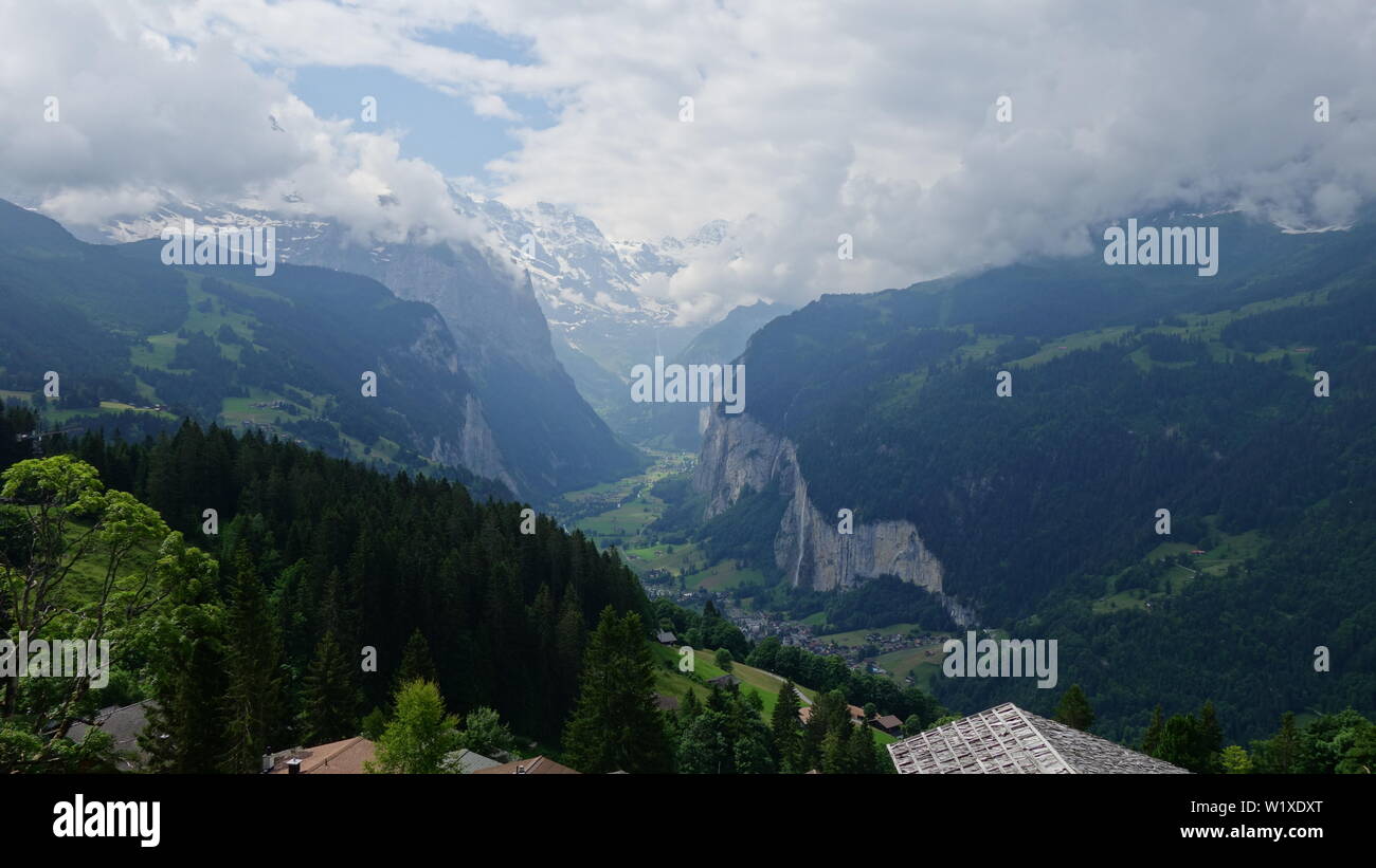 Vallée de Lauterbrunnen depuis Wengen Banque D'Images