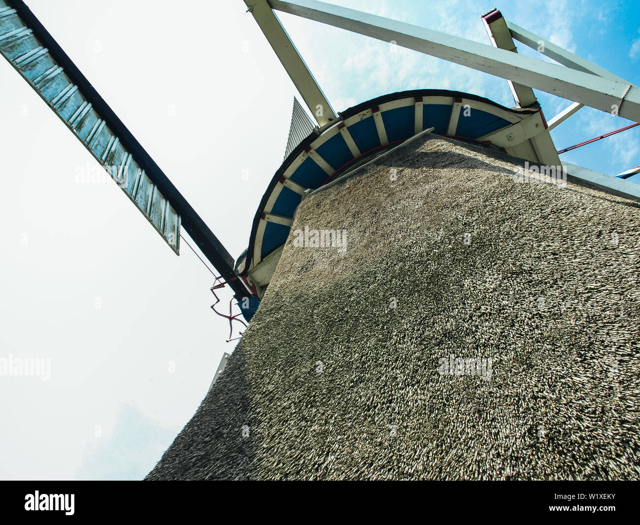 Vue d'un moulin de bas en haut sur les ailes et le ciel Banque D'Images