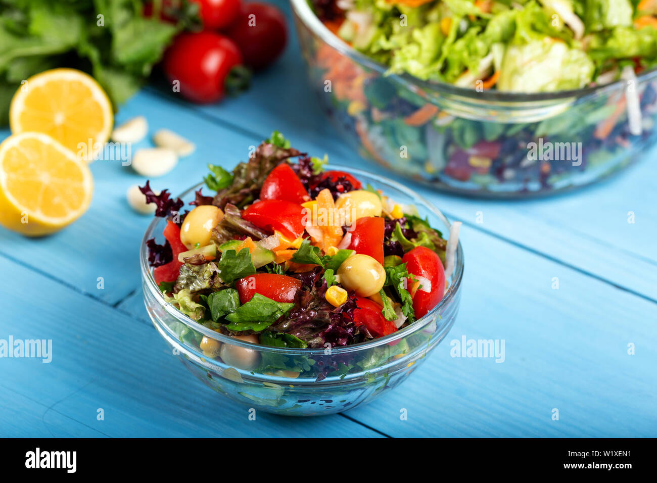 Mélange de légumes frais dans un bol à salade Banque D'Images