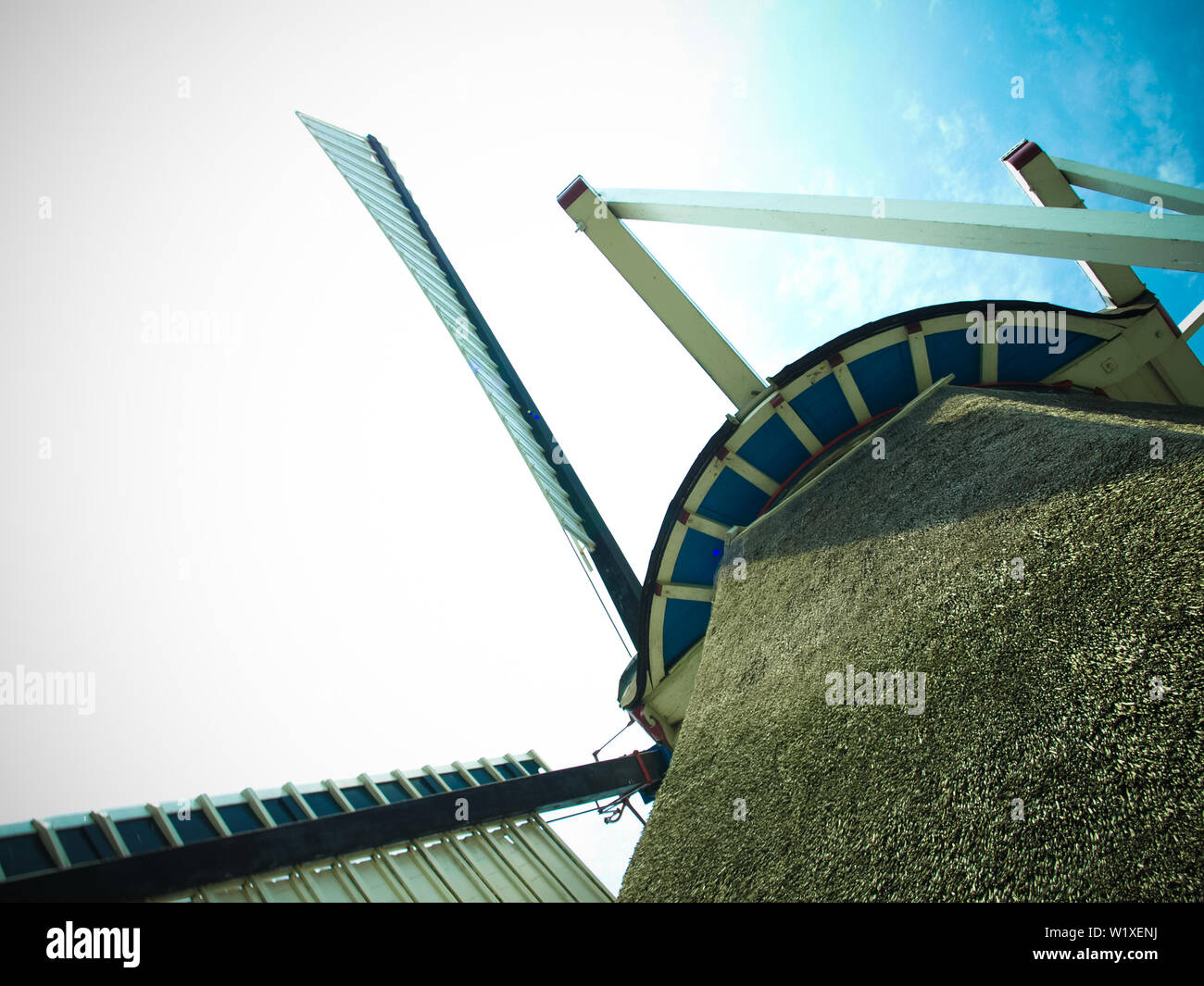 Vue d'un moulin de bas en haut sur les ailes et le ciel Banque D'Images