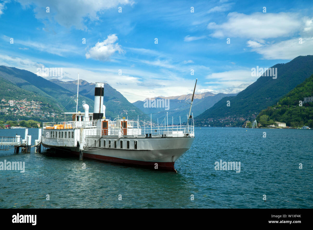 Beau blanc vintage ferry sur le lac de Côme en Italie. Banque D'Images Beau blanc vintage ferry sur le lac de Côme en Italie. Banque D'Images