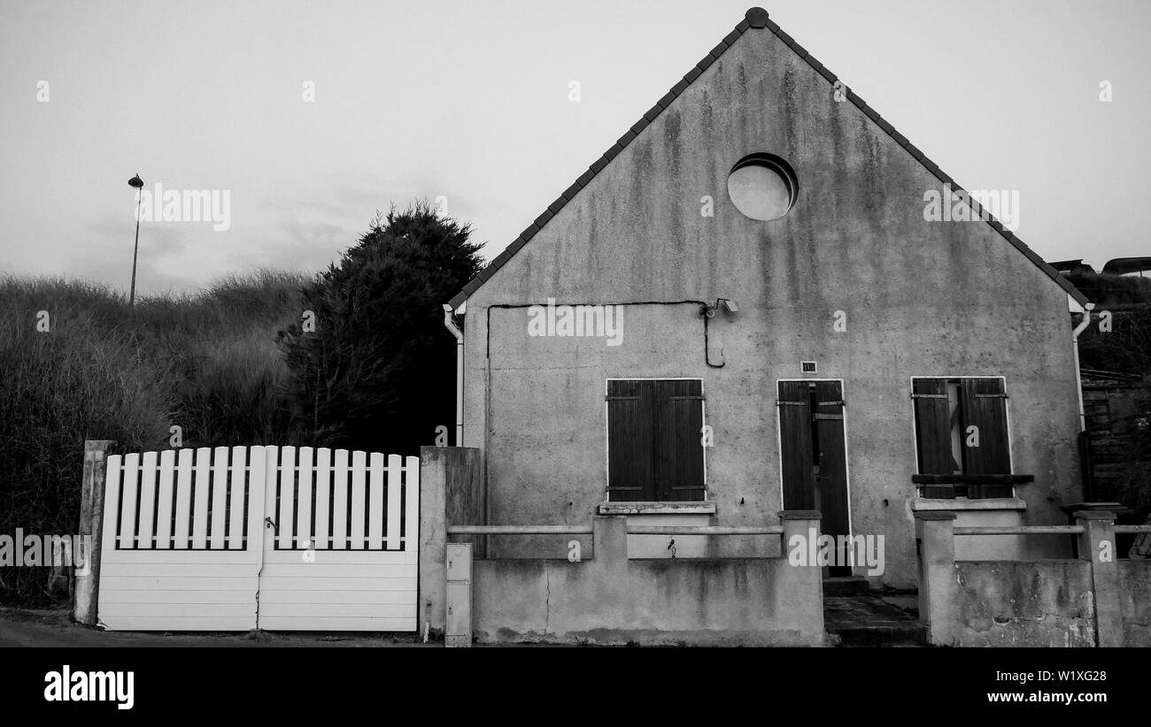 Maison abandonnée, Equihen-Plage, Baie de Somme, le Pas-de-Calais, hauts de France, France Banque D'Images