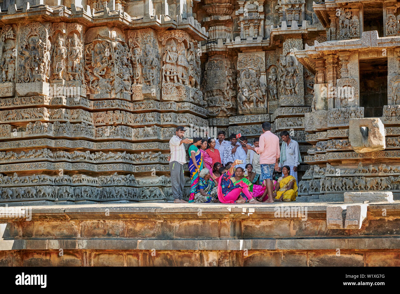 Photo de famille à l'incroyable Halebid Hoysaleswara temple de Jain, Hassan, Karnataka, Inde Banque D'Images