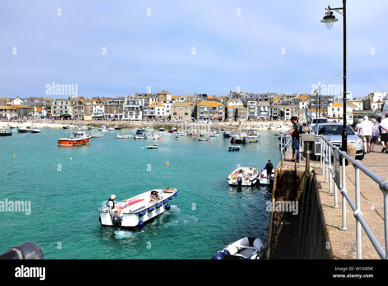 St Ives, Cornwall, UK. 25 juin, 2019. Les vacanciers et les habitants de profiter du beau port et la ville de St Ives en Cornouailles, Royaume-Uni. Banque D'Images