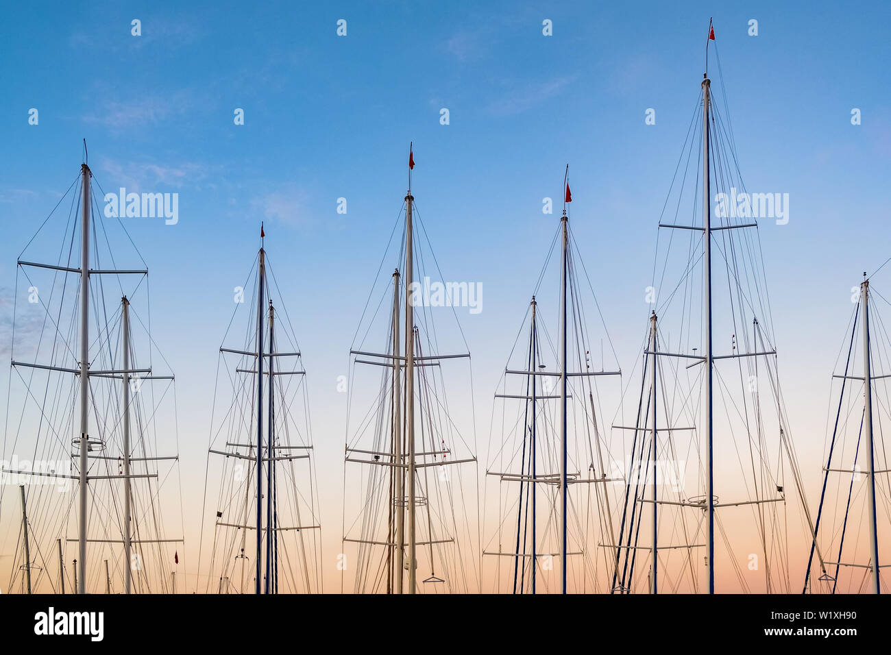 Location de mâts au crépuscule le fond de ciel Banque D'Images