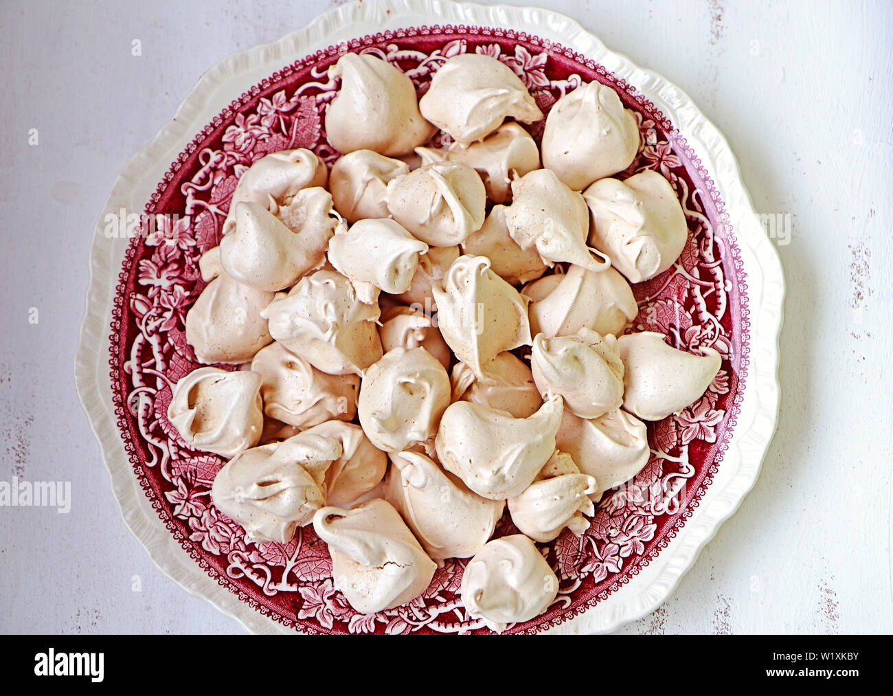 Des meringues à la vanille et cannelle sur une plaque de céramique vintage, délicieux dessert, vue du dessus Banque D'Images