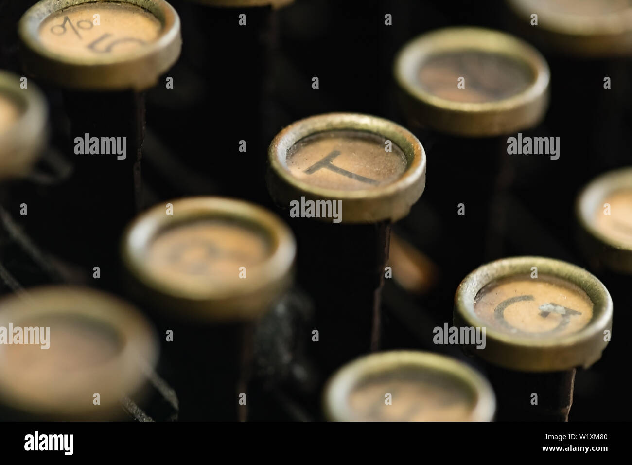 Une macro image d'une machine à écrire vintage clavier touche ronde. DOF est très peu profond et la touche T est mise au point nette à près de centre de l'image. Banque D'Images