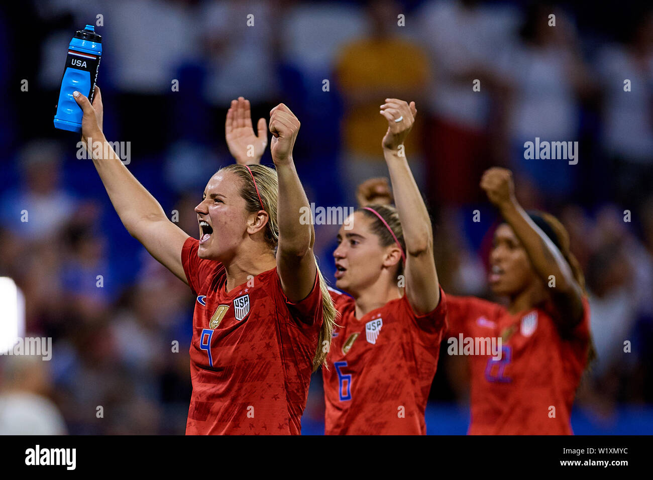 LYON, FRANCE - 02 juillet : Lindsey Horan des USA (L), Brian Morgan de l'USA (R) et Jessica McDonald, de l'USA célébrer la victoire lors de la Coupe du Monde 2019 Cup France match de demi-finale entre l'Angleterre et USA au Stade de Lyon le 2 juillet 2019 à Lyon, France. (Photo de David Aliaga/MO Media) Banque D'Images