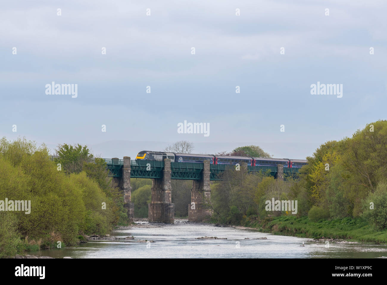 Un Scotrail 'Inter7City' TVH (Train Grande Vitesse) avec l'image d'un vélo sur le côté traversant la rivière North Esk à Marykirk Banque D'Images