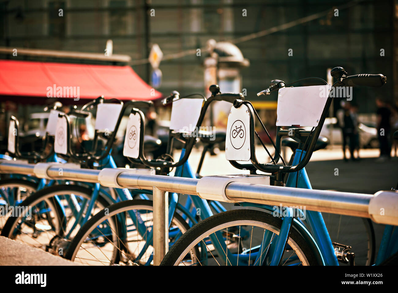 Debout dans un certain nombre de bicyclettes en location sur une rue de la ville Banque D'Images