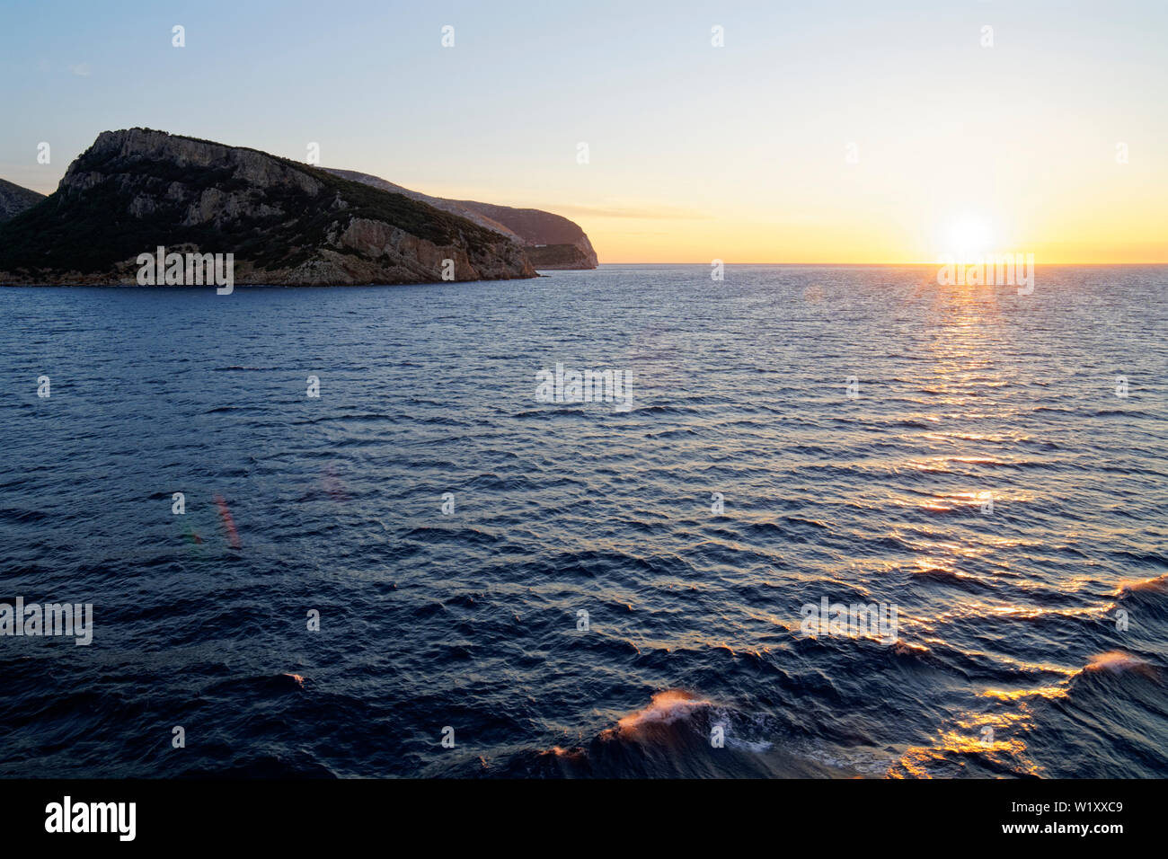 Lever du Soleil vue depuis le ferry (Corsica Ferries) sur le chemin de Golfo Aranci (Sardaigne) de Livourne (Italie) Banque D'Images