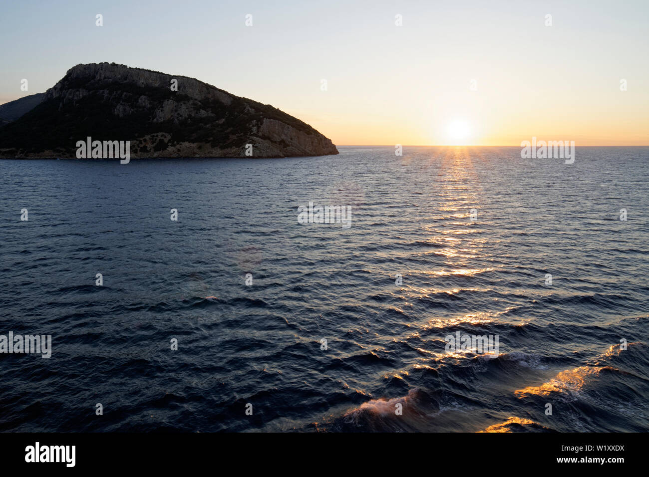 Lever du Soleil vue depuis le ferry (Corsica Ferries) sur le chemin de Golfo Aranci (Sardaigne) de Livourne (Italie) Banque D'Images