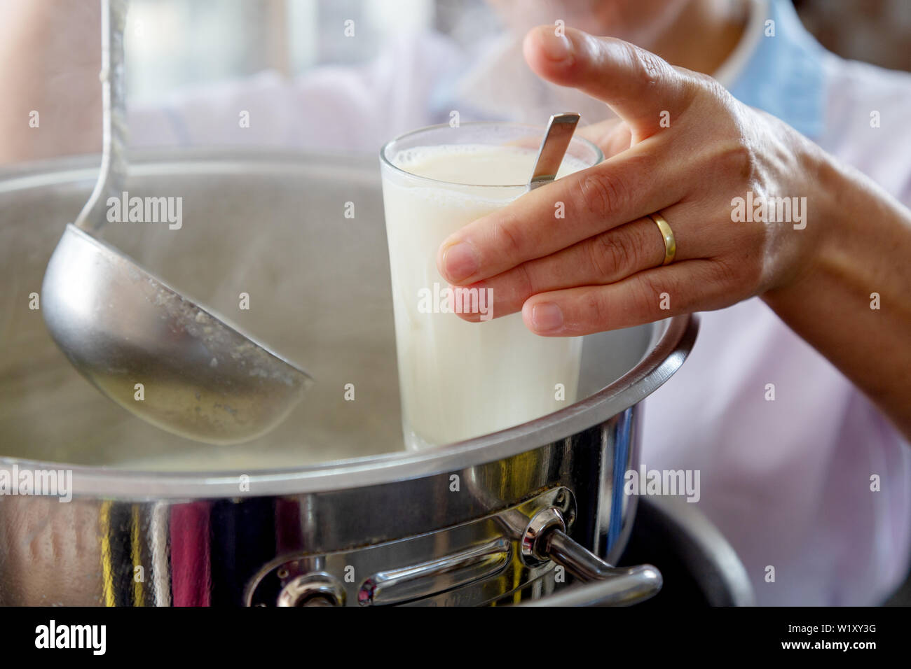 Verser le lait de femme stuff glass Banque D'Images