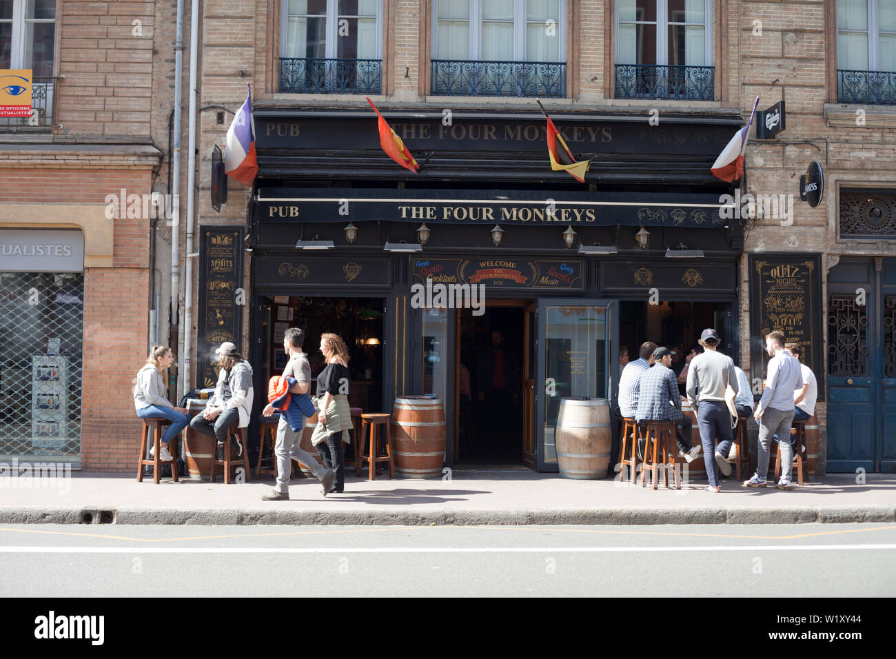 Les gens à l'extérieur de l'anglais quatre singes Pub (ouvert en 2015) dans la rue de Metz, Toulouse, Haute-Garonne, Occitanie, France Banque D'Images