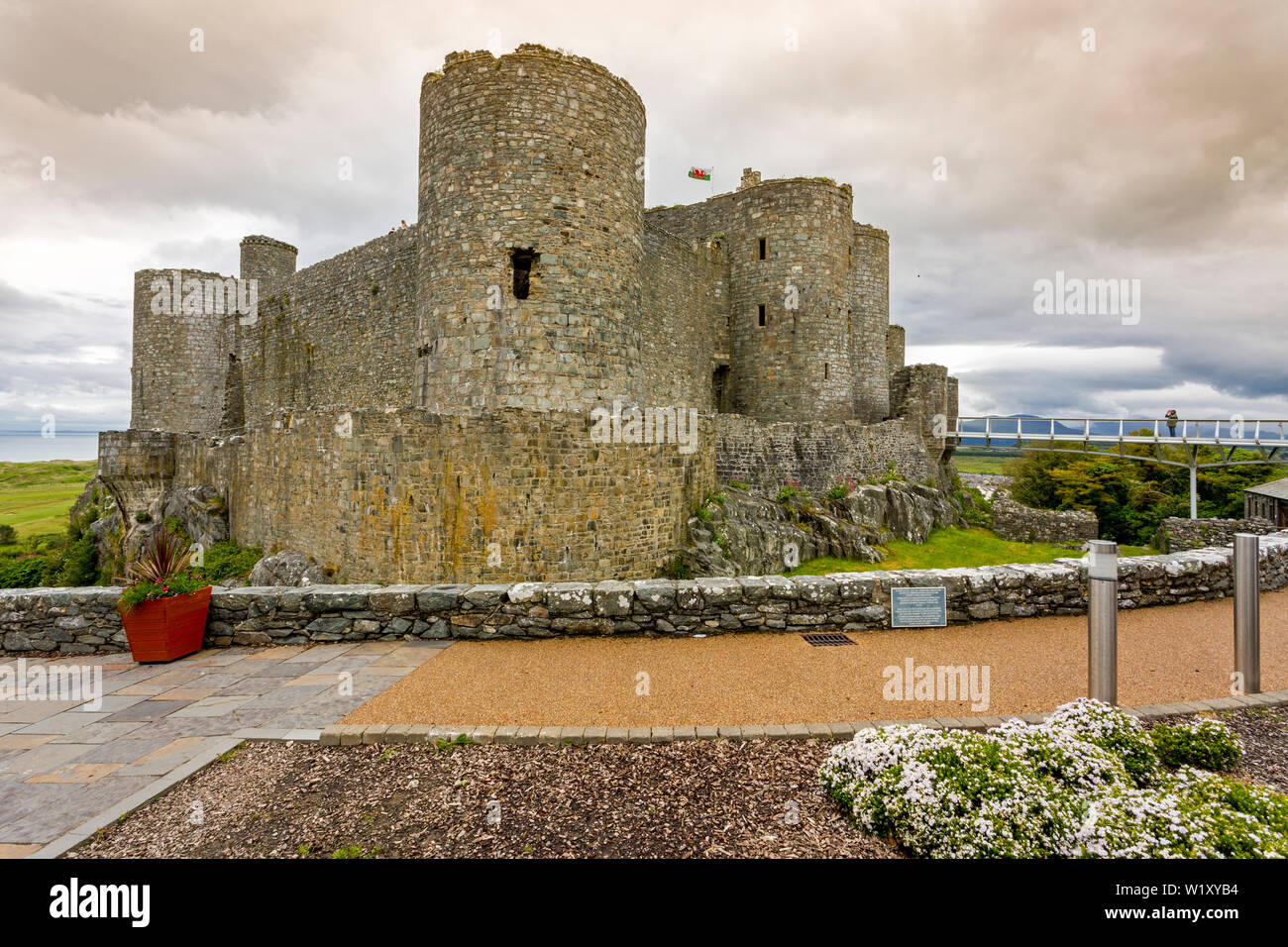 La porterie et deux des tours au Château haut au-dessus de la ville de Harlech, Gwynedd, Pays de Galles, Royaume-Uni Banque D'Images