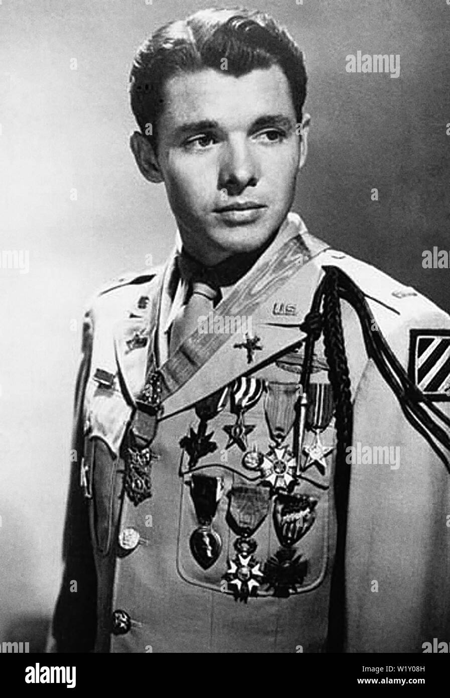 AUDIE MURPHY (1925-1971), héros de guerre américain et acteur de film plus tard. Une photo de 1948 portant son full size medals. Banque D'Images