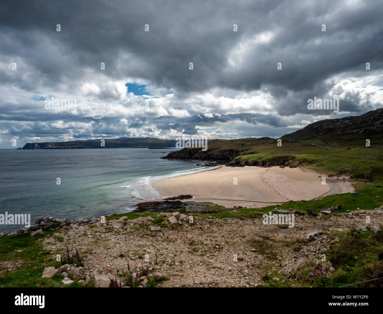 Plage de sable à Sangobeg sur la route 500 sur la côte nord de l'Écosse continentale dans les Highlands écossais. Banque D'Images