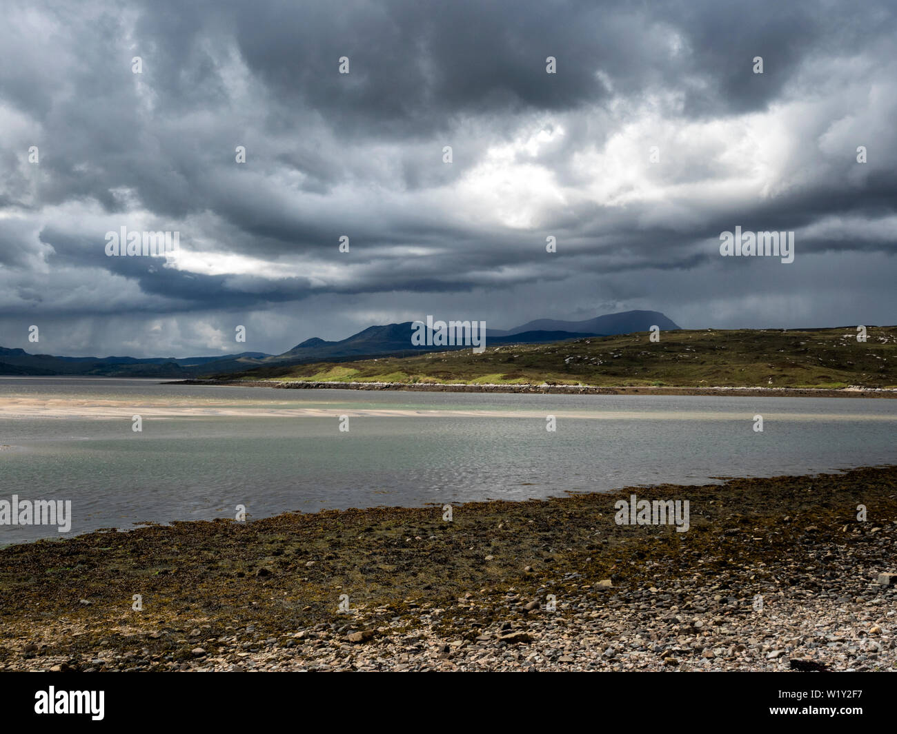 Kyle of Tongue loch de mer sur la côte nord de l'Écosse de la chaussée en direction sud. Le pont-jetée et sont sur la côte Nord Route 500 Banque D'Images