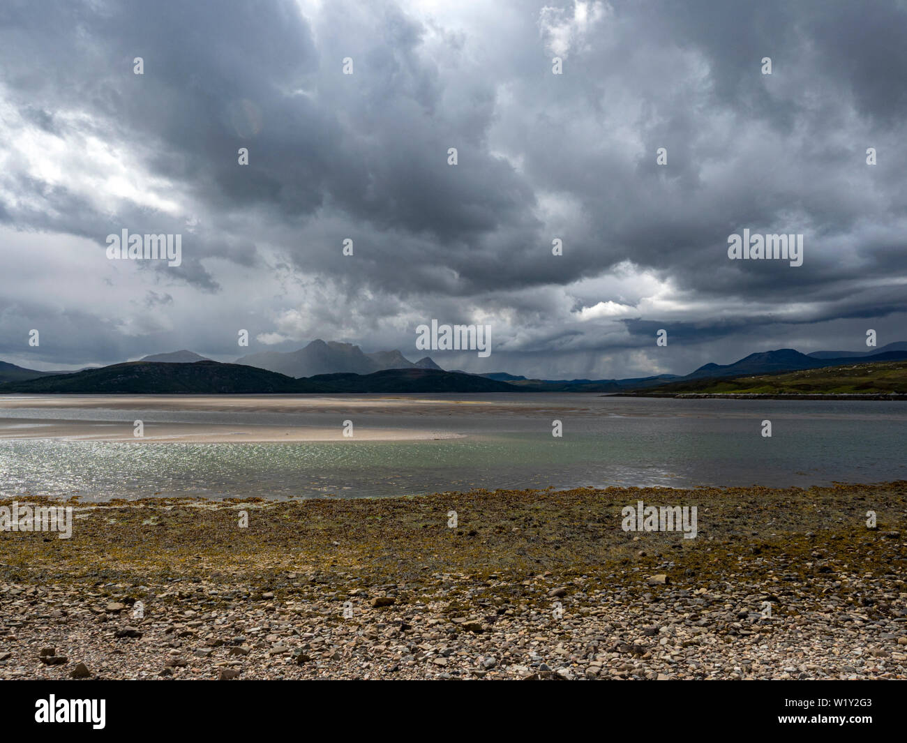 Kyle of Tongue loch de mer sur la côte nord de l'Écosse de la chaussée en direction sud. Le pont-jetée et sont sur la côte Nord Route 500 Banque D'Images