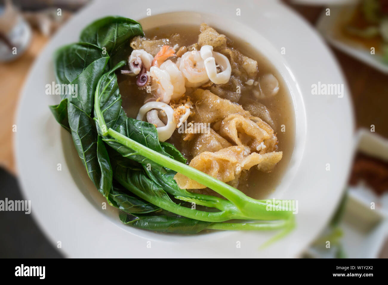 Nouilles thaï avec des fruits de mer en sauce, stock photo Banque D'Images