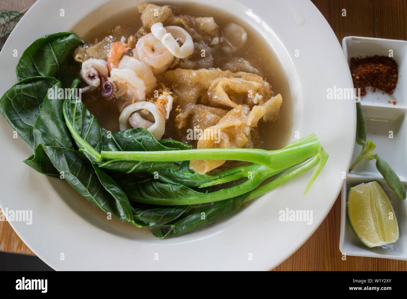 Nouilles thaï avec des fruits de mer en sauce, stock photo Banque D'Images