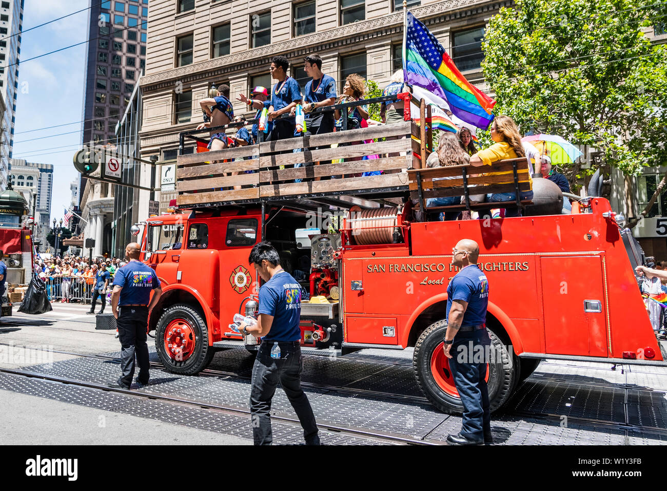 Le 30 juin 2019 San Francisco / CA / USA - San Francisco Fire Department prenant part à la SF Pride Parade sur Market Street dans le centre-ville de San Francisco Banque D'Images