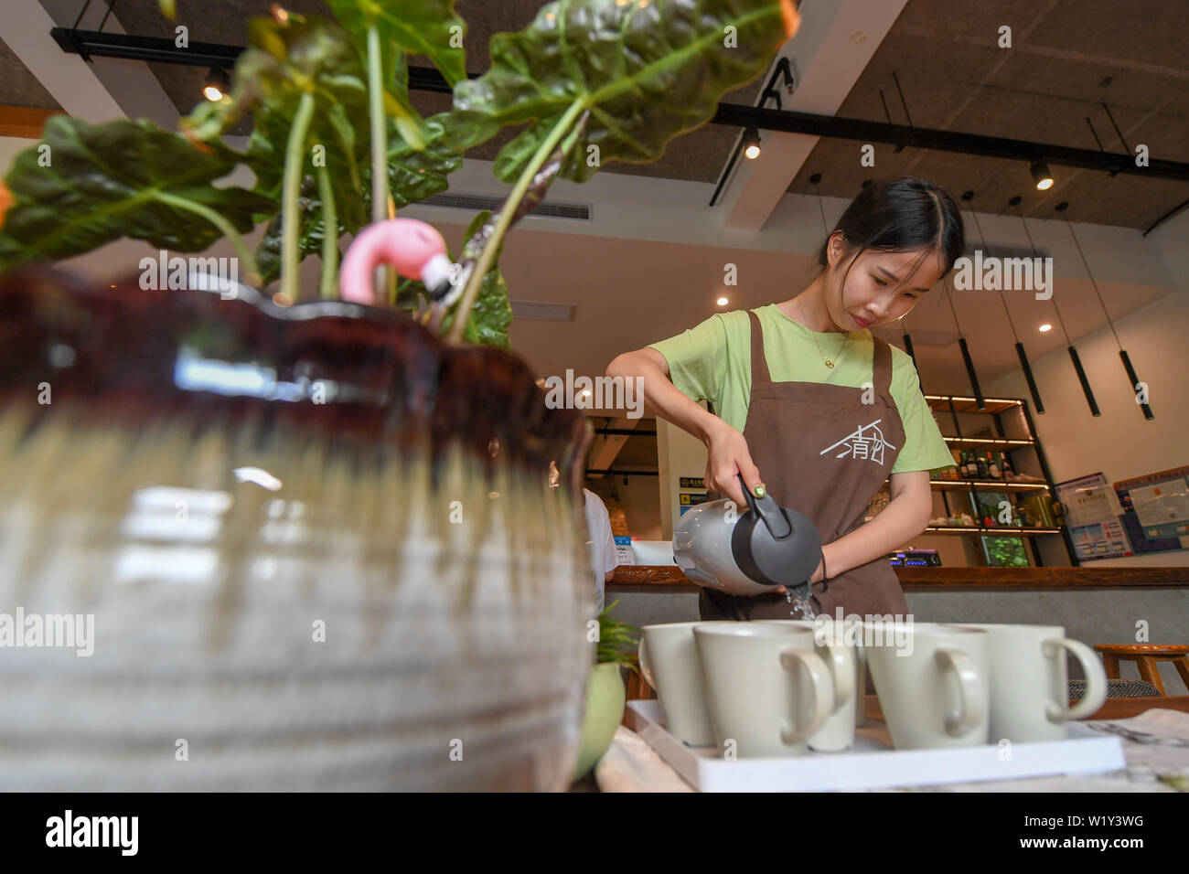 (190704) -- SHANGHAI, le 4 juillet 2019 (Xinhua) -- un membre du personnel prépare des boissons de courtoisie pour les clients à une famille d'hébergement dans Xiantan Village de Fengqi Road Town, Deqing County, Zhejiang Province de Chine orientale, le 4 juillet 2019. Logement Famille d'accueil ont proliféré dans Moganshan grâce à la politique du gouvernement pour encourager l'éco-tourisme qui accueille à la fois les visiteurs nationaux et internationaux. La famille d'entreprises locales s'épanouit en concentrations d'hébergement équipements génèrent des économies d'échelle, justifiant lui-même comme un chemin vers la revitalisation rurale. En 2018, environ 2,1 millions de dollars auprès d'un de Banque D'Images