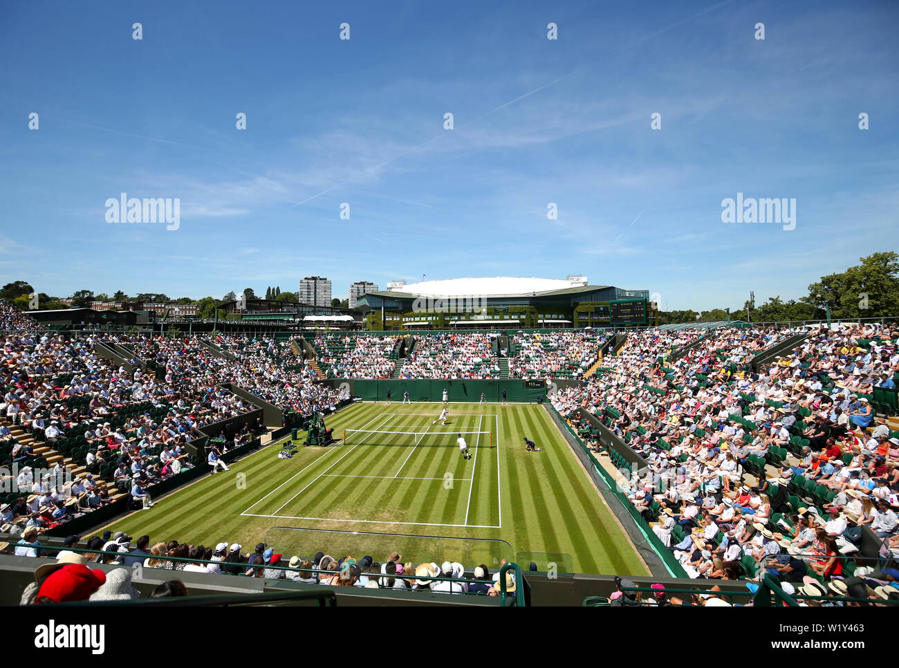 Dan Evans et Nikoloz Basilashvili en action sur le quatrième jour du tournoi de Wimbledon à l'All England Lawn Tennis et croquet Club, Londres. Banque D'Images