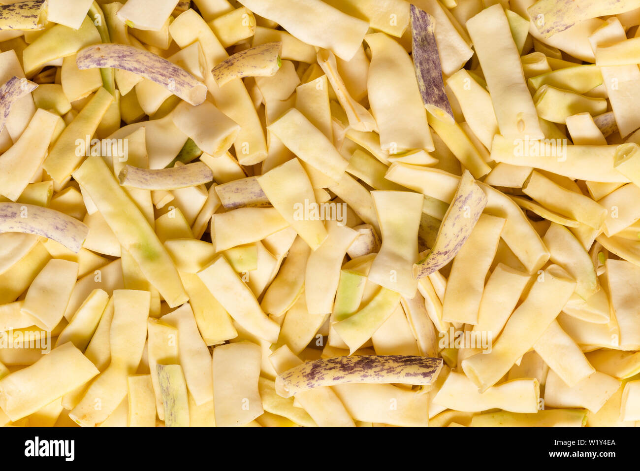 Haricots jaunes à plat avec un bean pod ouvert . Banque D'Images