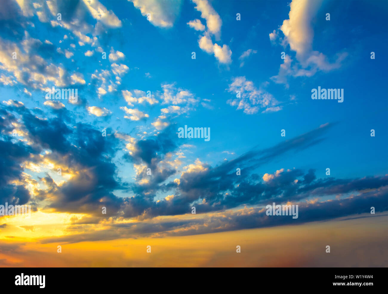 Jaune Bleu ciel ensoleillé et nuages de fond de ciel cloudscape et spectaculaire avec des nuages à coucher du soleil Banque D'Images