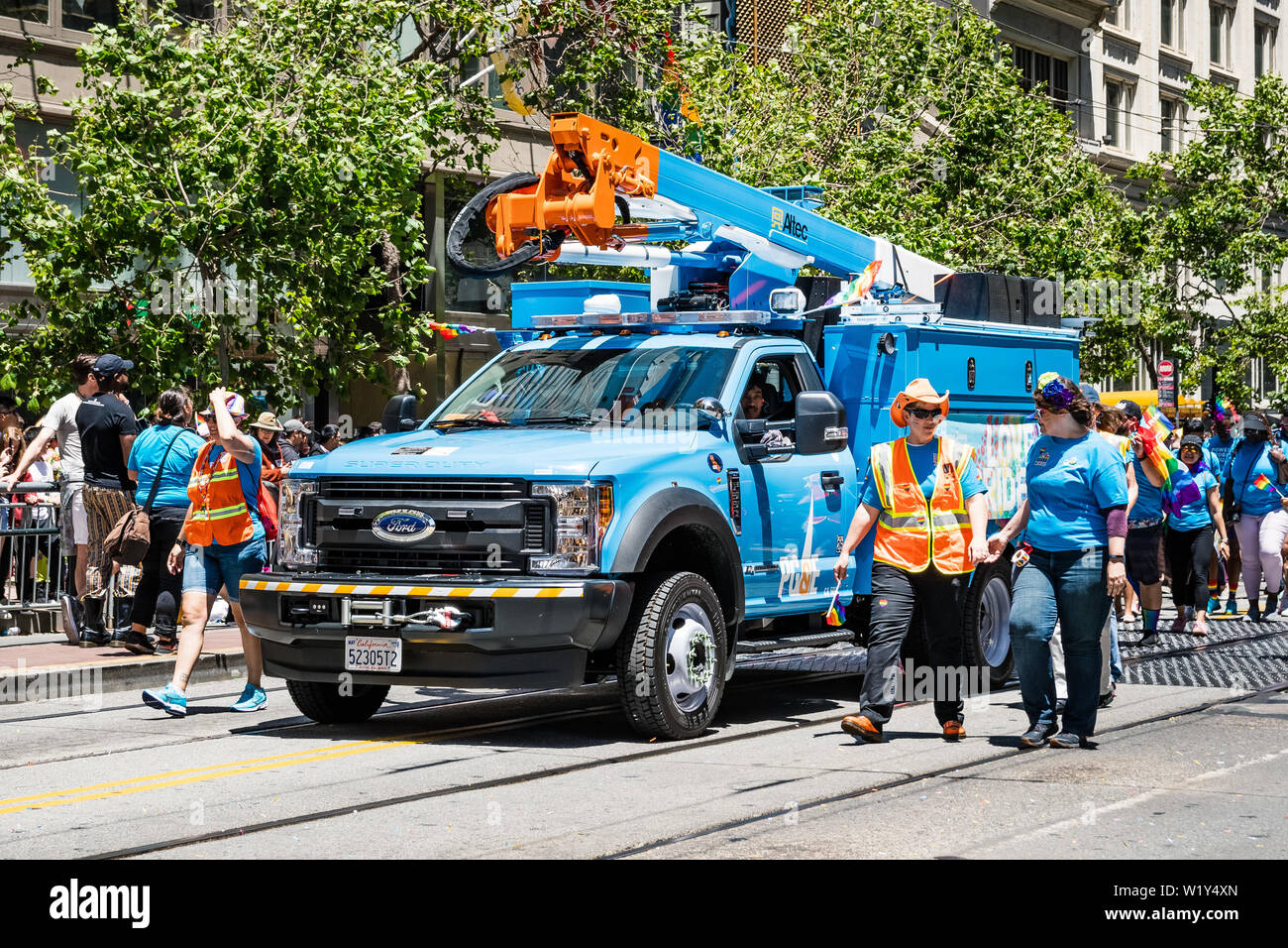 Le 30 juin 2019 San Francisco / CA / USA - PG&E employés et représentants prenant part à la SF Pride Parade dans le centre-ville de San Francisco Banque D'Images