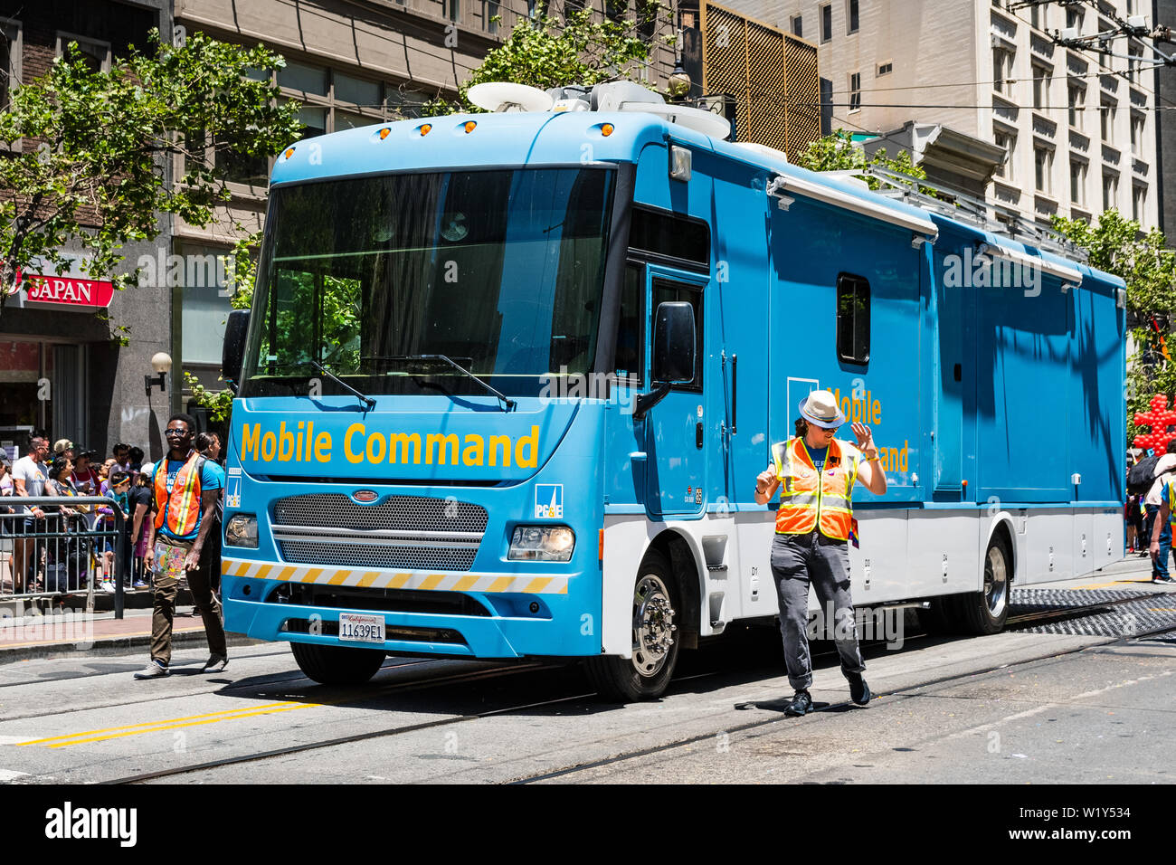 Le 30 juin 2019 San Francisco / CA / USA - PG&E employés et représentants prenant part à la SF Pride Parade dans le centre-ville de San Francisco Banque D'Images