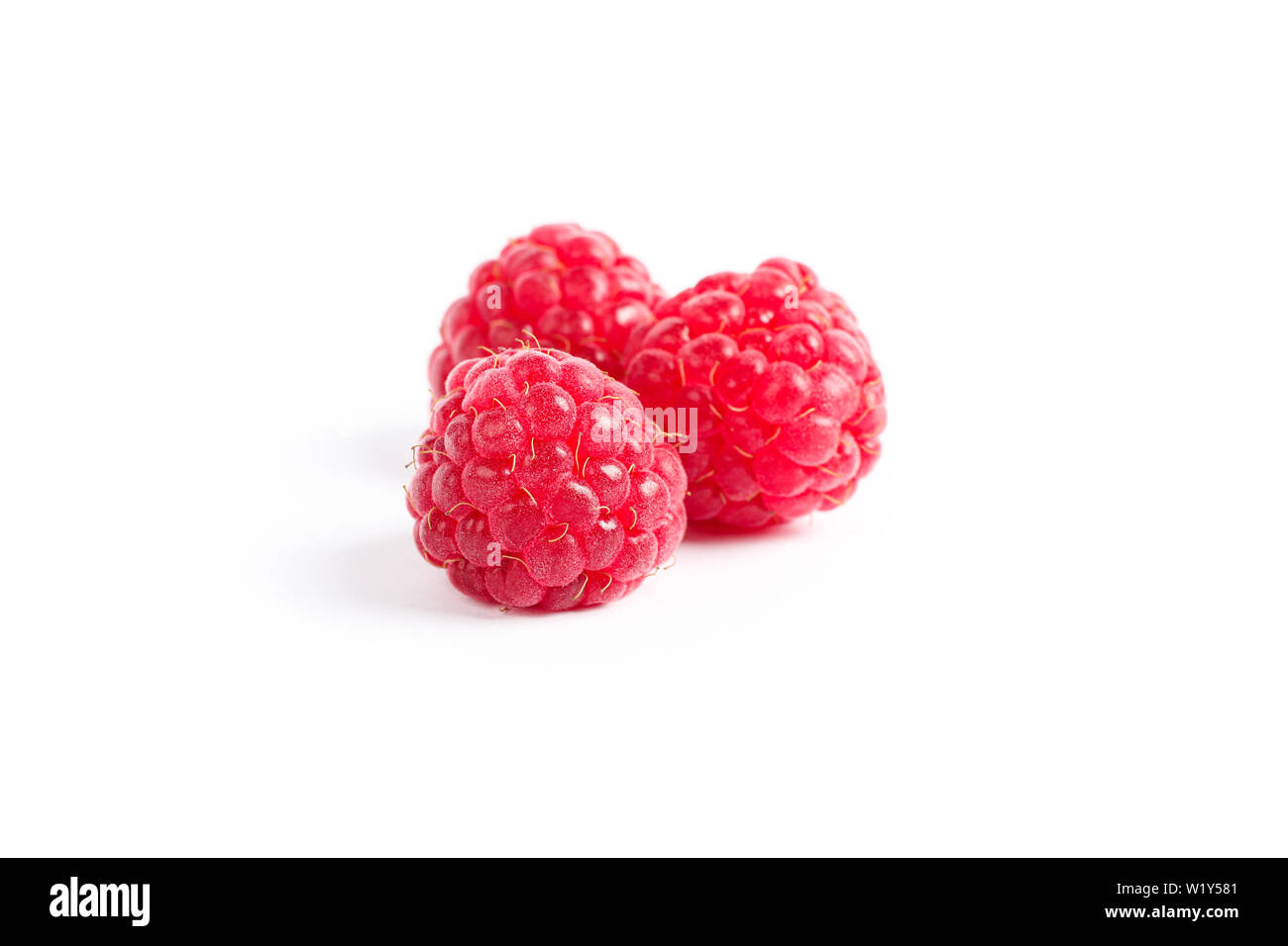 Framboises sucré frais isolé sur fond blanc Banque D'Images