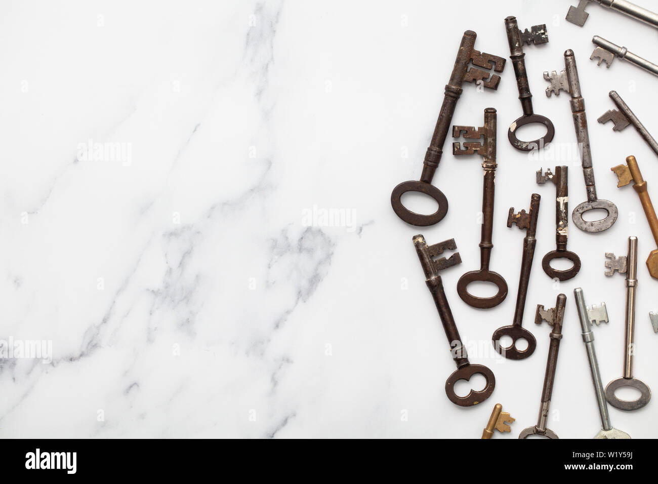 Vintage old fashioned keys sur un fond de marbre with copy space Banque D'Images