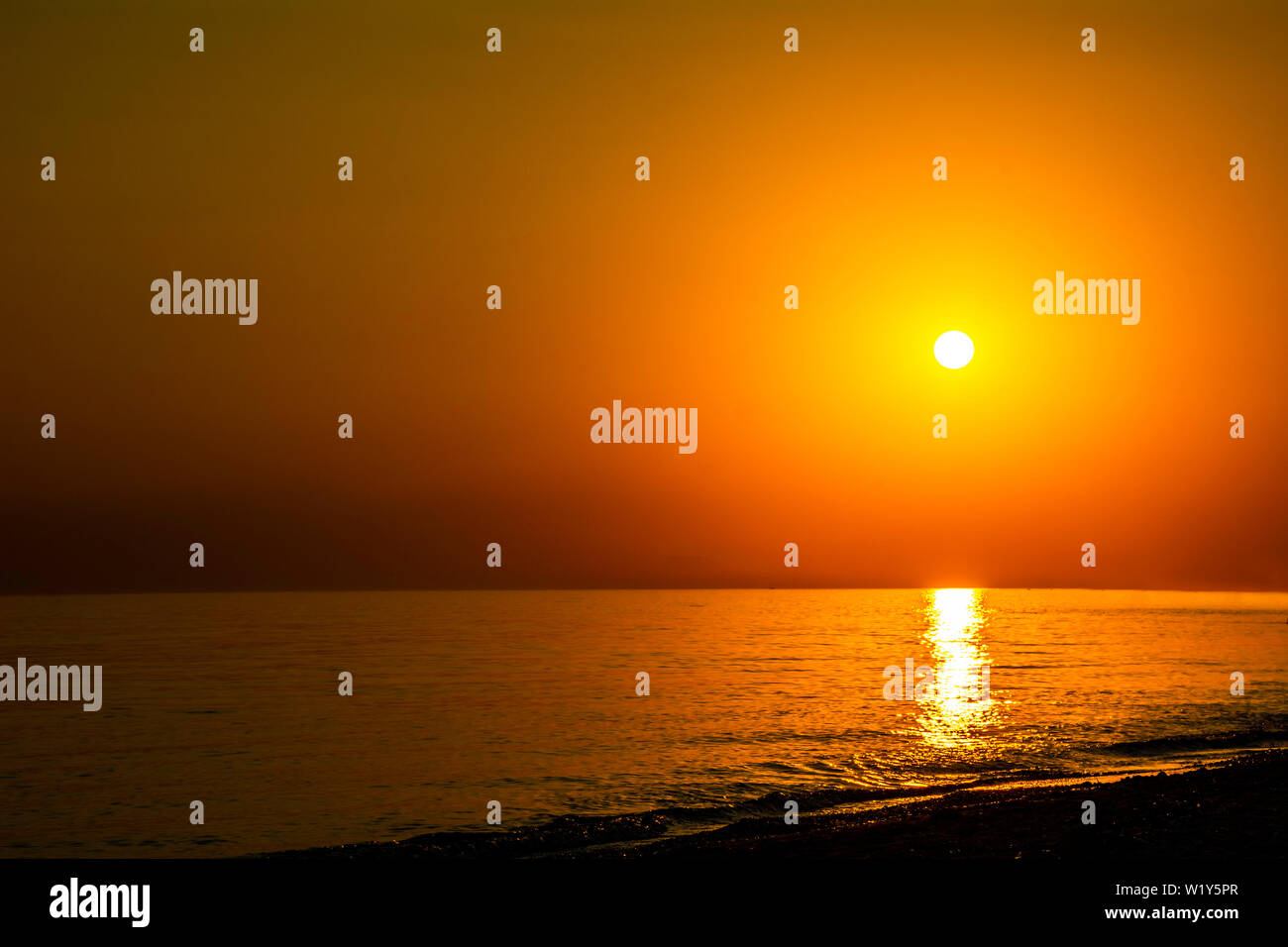 Coucher de soleil mer calme côte horizontale avec Golden Sun - La fin de l'après-midi sur la plage de flottaison avec golden sunset direct - Océan mer calme ciel soleil mer océan Banque D'Images