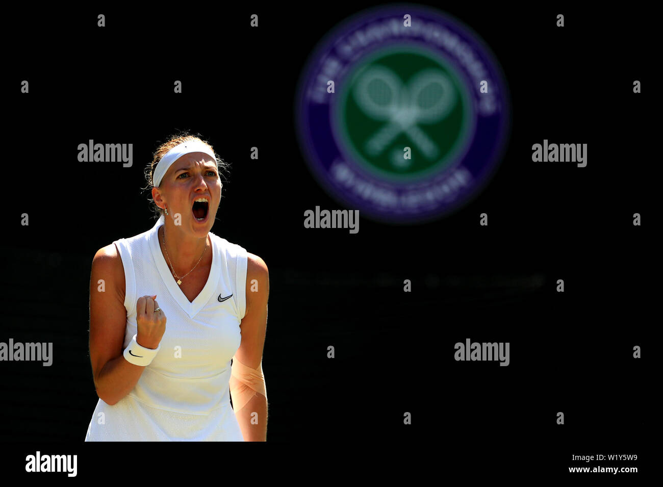 Petra Kvitova réagit lors de son match contre Kristina Mladenovic le quatrième jour des championnats de Wimbledon au All England Lawn tennis and Croquet Club, Wimbledon. Banque D'Images