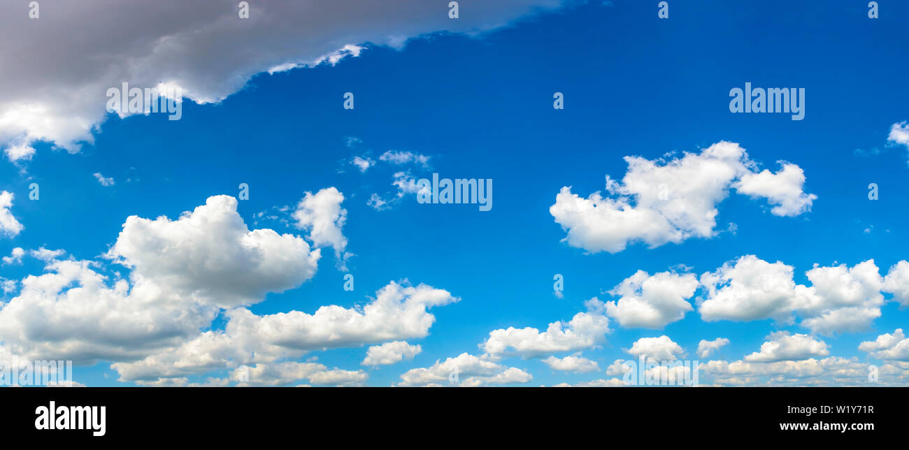 Fond bleu ciel clair shot toile panorama avec nuages épars image panoramique de printemps belle journée d'été Banque D'Images