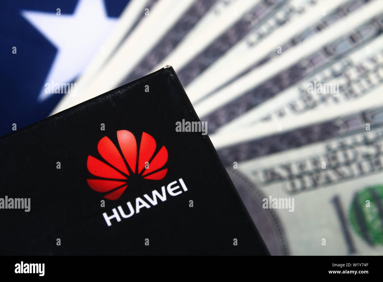 Société de téléphonie mobile Huawei sur fond de drapeau et dollars us. La confrontation des pays US-China. L'entreprise. Juin 2019, Stavropol Banque D'Images