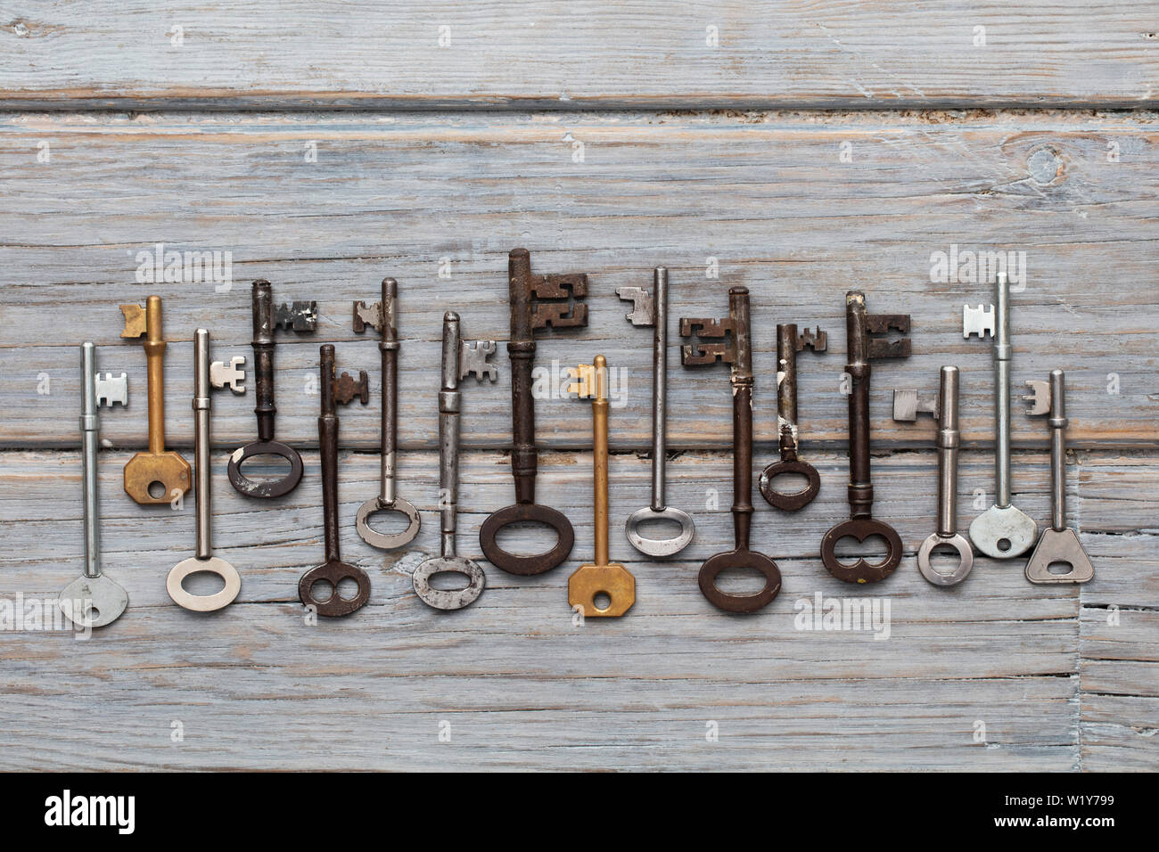 Vintage old fashioned keys sur un fond de bois rustique. Concept de sécurité Banque D'Images